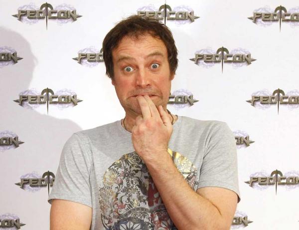 David Hewlett: Wie reagiert dein McKay, wenn er erfährt, dass er ganz allein auf einen fremden Planeten geschickt wird? David Hewlett: Wie reagiert dein McKay, wenn er erfährt, dass er ganz allein auf einen fremden Planeten geschickt wird?