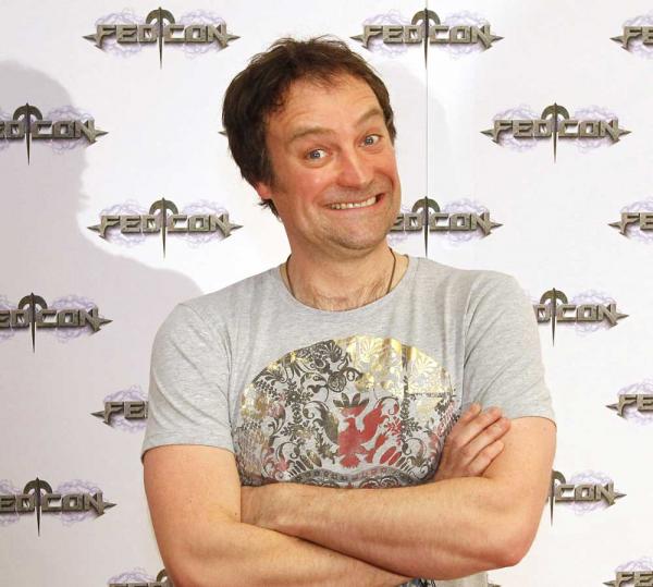 David Hewlett: Wie schmeckt denn eine Zahnbürste, nachdem du sie für deinen Hund benutzt hast? David Hewlett: Wie schmeckt denn eine Zahnbürste, nachdem du sie für deinen Hund benutzt hast?