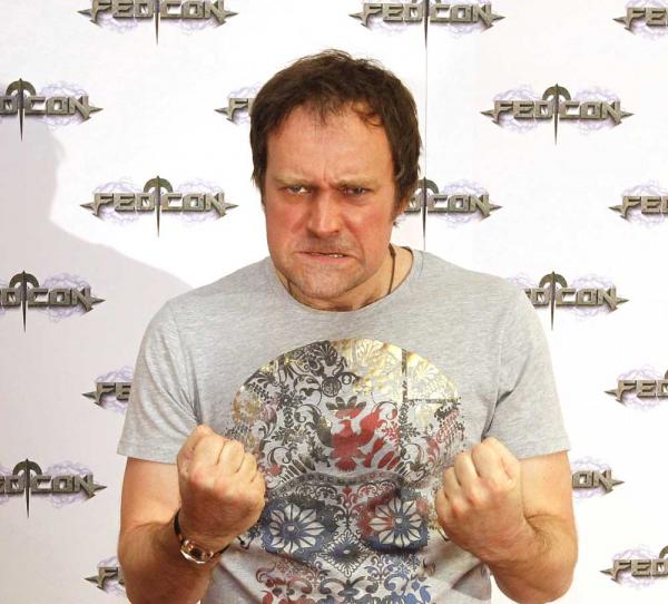 David Hewlett: Würdest du lieber einen Liebhaber oder einen echten Fiesling spielen? David Hewlett: Würdest du lieber einen Liebhaber oder einen echten Fiesling spielen?