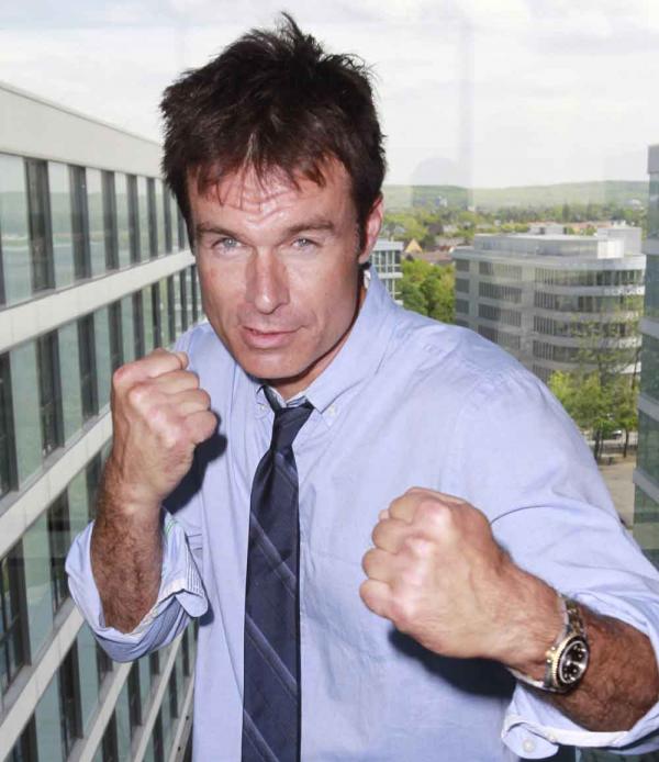 Patrick Muldoon: Was machst du, wenn du ein normales Insekt siehst und kein Insektenspray hast? Patrick Muldoon: Was machst du, wenn du ein normales Insekt siehst und kein Insektenspray hast?