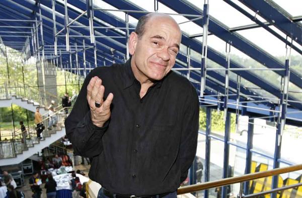 Robert Picardo: Und wie ist mit der echten Seven of Nine, wie wirkt Jeri Ryan auf Robert Picardo? Robert Picardo: Und wie ist mit der echten Seven of Nine, wie wirkt Jeri Ryan auf Robert Picardo?