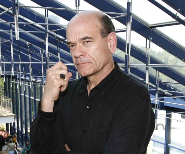 Robert Picardo: Wie sieht der Holodoc aus, wenn er über einem Problem brütet? Robert Picardo: Wie sieht der Holodoc aus, wenn er über einem Problem brütet?