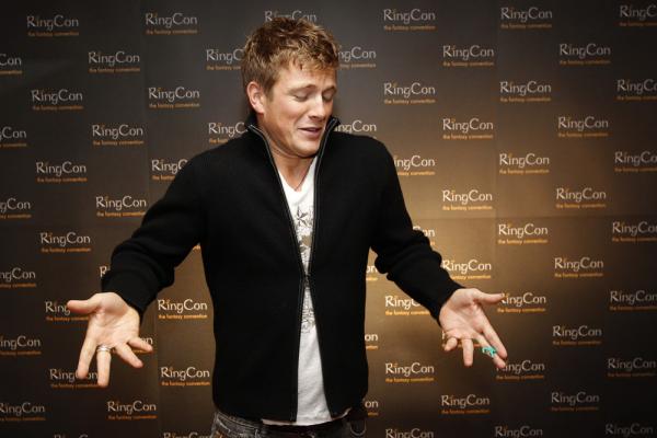 Charlie Bewley aus Twilight: Wird der Hype um die Twilight-Saga irgendwelche bleibenden Schäden bei dir hinterlassen? Charlie Bewley aus Twilight: Wird der Hype um die Twilight-Saga irgendwelche bleibenden Schäden bei dir hinterlassen?