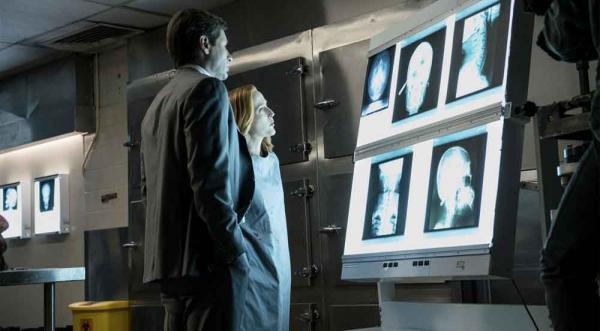 Scully und Mulder in Akte X 10.02 \"Founder's Mutation"