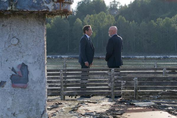 Mulder und Skinner auf der Chimera in Ghouli
