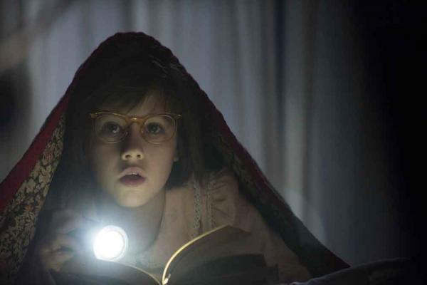 Statt nachts zu schlafen, liest Sophie (Ruby Barnhill) heimlich unter der Bettdecke.