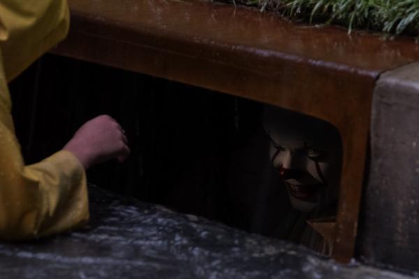 Bill Skarsgard als Pennywise in Stephen Kings Es Bill Skarsgard als Pennywise in Stephen Kings Es