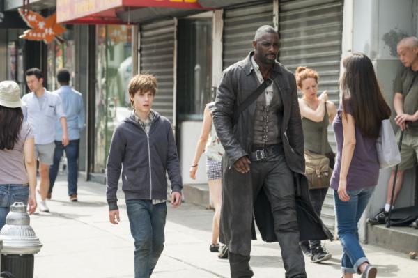 Tom Taylor als Jake Chambers und Idris Elba als Roland
