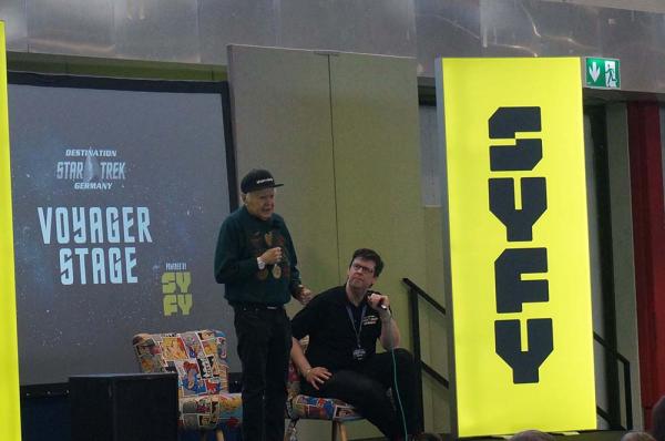 Walter Koenig auf der Voyager-Bühne Walter Koenig auf der Voyager-Bühne
