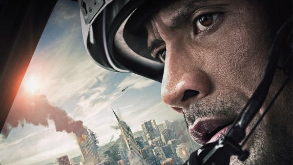 San Andreas: Dwayne Johnson vor Flammen und kreisendem Hubschrauber