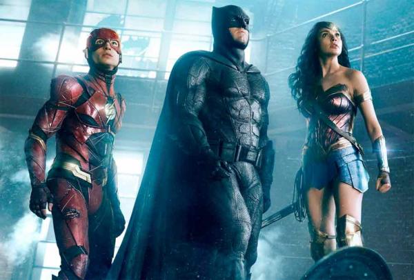 Szenenbild aus Justice League mit The Flash, Wonder Woman & Batman Szenenbild aus Justice League mit The Flash, Wonder Woman & Batman