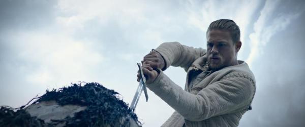 Charlie Hunnam als King Arthur mit Excalibur Charlie Hunnam als King Arthur mit Excalibur
