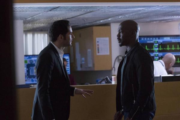 Tom Ellis als Lucifer und D.B Woodside als Amenadiel in Lucifer "A Good Day to Die"