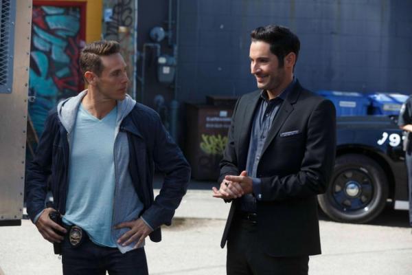 Kevin Alejandro als Dan und Tom Ellis als Lucifer Kevin Alejandro als Dan und Tom Ellis als Lucifer