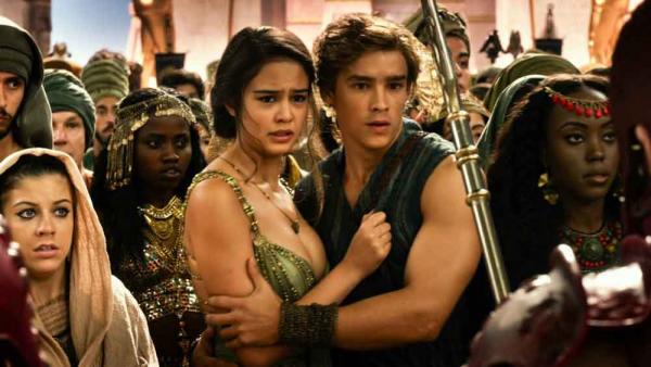 Bek (Brenton Thwaites) und Zaya (Courtney Eaton)