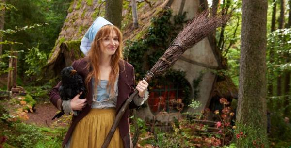 Karoline Herfurth mit Rabe Abraxas in der Verfilmung von Die kleine Hexe 