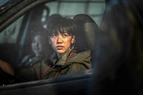 Peninsula Movie Still Jooni (Lee Re) ist skeptisch