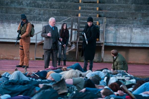 John Cusack ist mit den Phonies konfrontiert