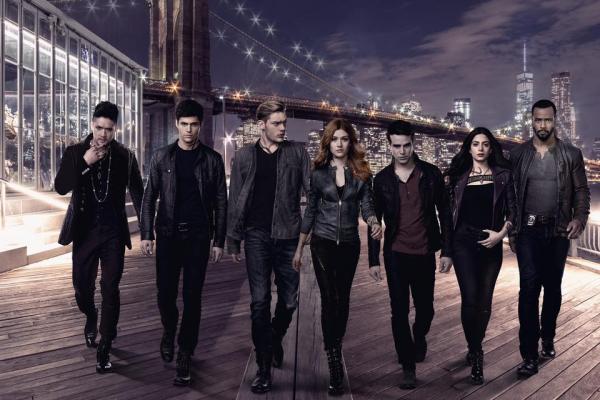 Die Hauptcharaktere auf Promobild für die 2. Staffel Shadowhunters