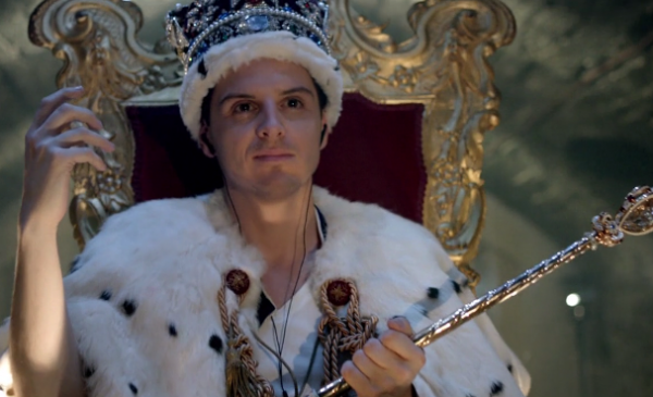 Moriarty auf dem Thron mit Krone aus BBC Sherlock