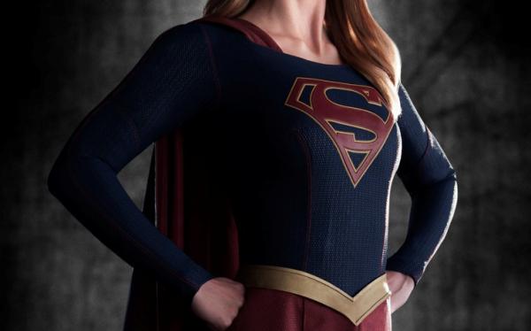 Das erste Promobild zeigt Supergirl im neuen Kostüm