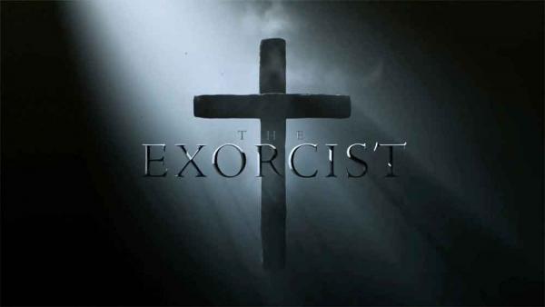 Schriftlogo mit Kreuz im Hintergrund zur Fox-Serie "Der Exorzist" Schriftlogo mit Kreuz im Hintergrund zur Fox-Serie "Der Exorzist"