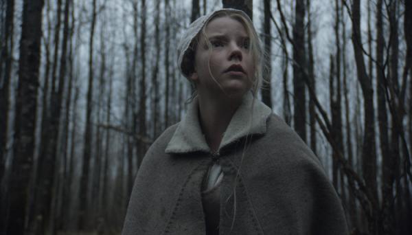 verängstigt wirkendes Mädchen in historischer Kleidung in Wald