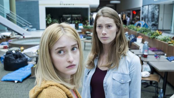 Gus Birney und Alyssa Sutherland in The Mist