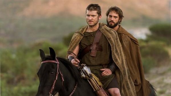 Hector (Tom Weston Jones) und Paris (Louis Hunter) 