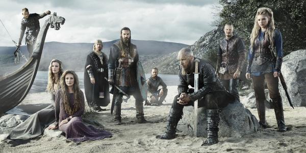 Der Cast der History-Serie Vikings mit Wikingerschiff