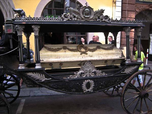 Leichenwagen auf dem WGT vor der Absintherie Sixtina