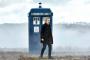 Capaldi vor Tardis in öder Landschaft