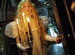 Mia Wasikowska mit Kerzenleuchter in der Hand und verängstigtem Blick
