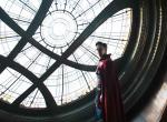Doctor Strange: Psychedelisches Schwarzlichtposter und Szenenbild zeigt fremde Dimension