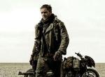 Fahrzeuge, Staub, Einöde - Bombastisches Szenenfoto aus dem neuen Mad Max