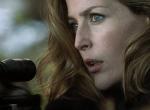 Gillian Anderson mit angelegtem Gewehr