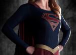 Das erste Promobild zeigt Supergirl im neuen Kostüm