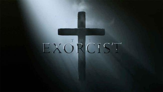 Schriftlogo mit Kreuz im Hintergrund zur Fox-Serie "Der Exorzist"