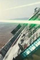Foto zu Star Wars: Disney-Chef posiert vor dem Millennium Falcon