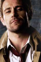 Constantine Portrait mit Trenchcoat