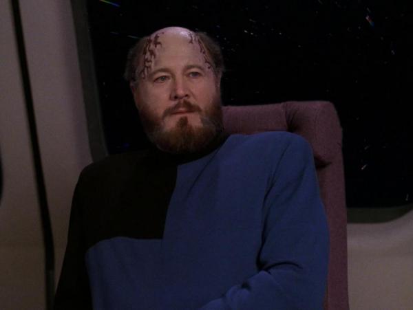 David Ogden Stiers als Doktor Timicin in TNG